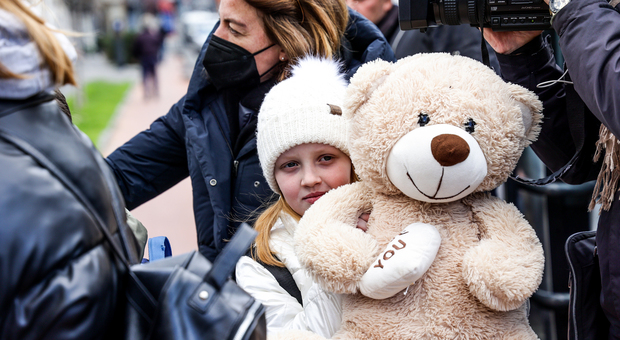 Napoli abbraccia i bambini di Kiev: già disponibili 400 posti letto, aperto uno sportello assistenza. Come aderire alla campagna aiuti