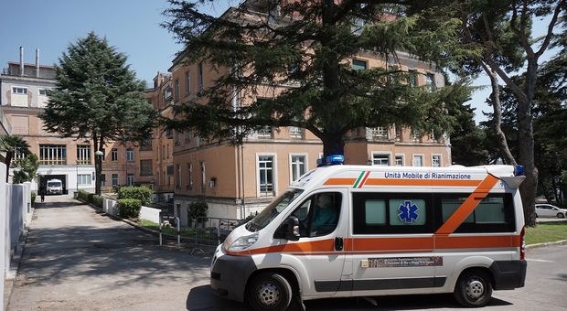 Malati in barella nei corridoi negli ospedali di Nocera e Sarno