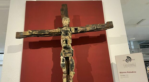 Grande crocifisso di Mimmo Paladino esposto ai Musei Vaticani per la grande mostra diffusa