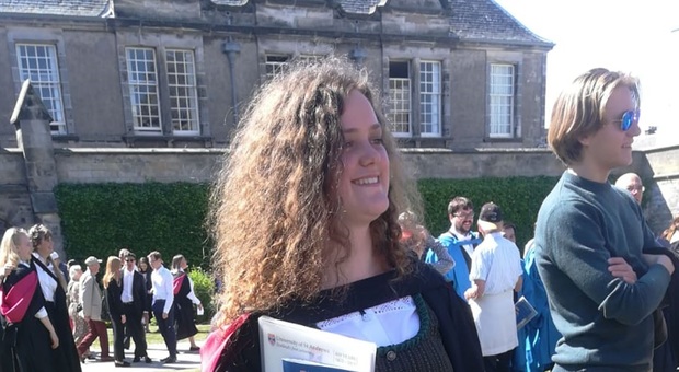 Margherita Coughlan con il costume tipico carnico il giorno della laurea in Scozia