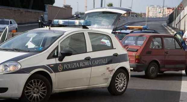Roma, 80enne non vede il divieto e si schianta contro l'auto dei vigili