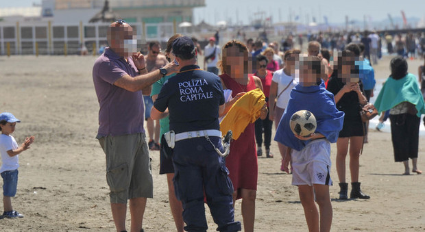 Tantissime persone sulla spiaggia di Ostia a prendere il sole