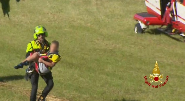 Il bambino fatto scendere dall'elicottero dei vigili del fuoco subito dopo il salvataggio