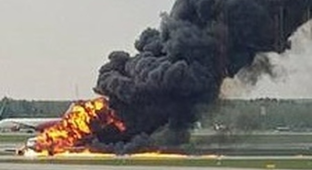 Jet privato effettua atterraggio di emergenza avvolto dalle fiamme