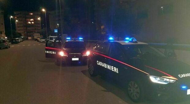 Omicidio in Calabria, ucciso a colpi di pistola davanti alla pizzeria: killer in fuga con un'auto