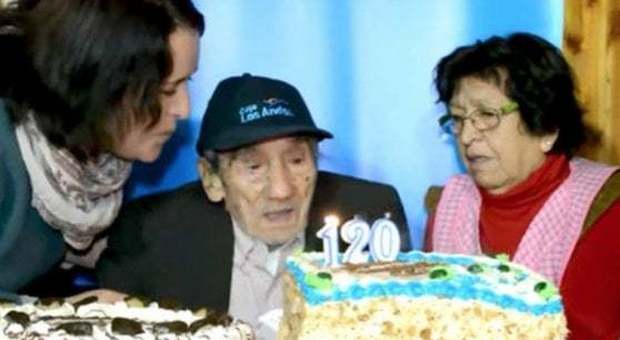 L'uomo più vecchio del mondo ha 121 anni, ma non può dimostrarlo