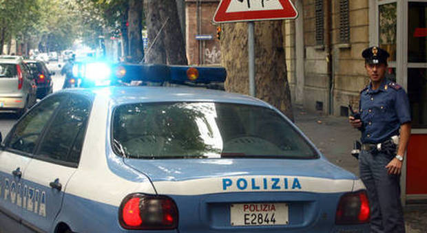 Torino, fugge in moto dalla polizia e si schianta contro un'auto: morto