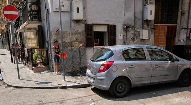 Napoli, 24enne aggredita e rapinata in stazione: è grave