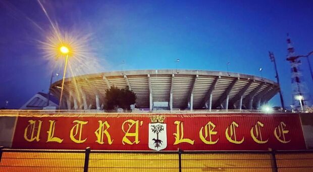 Us Lecce, gli ultras ridipingono la recinzione dello stadio: la curva Nord si tinge di giallorosso