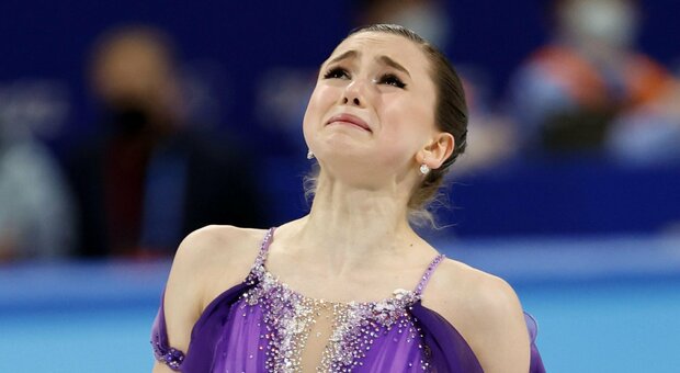 Kamila Valieva, le lacrime dopo le polemiche per il doping: la 15enne russa chiude in vetta il programma corto