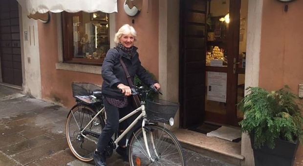 Terry con la sua inseparabile bici davanti al suo negozio, che ora dopo 43 lunghi anni