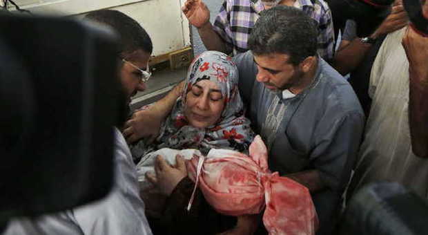 Gaza, incinta muore sotto le bombe la neonata sopravvive
