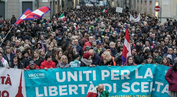 No vax tornano in strada, a Milano allarme anarchici: e a Roma piazze mappate