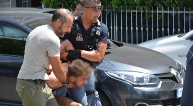 I momenti dell'arresto dell'algerino nell'agosto 2021