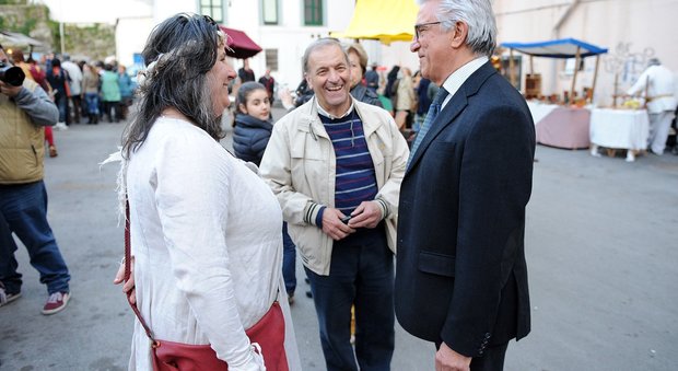 Peppe Natella (al centro) con il sindaco Enzo Napoli durante la fiera del Crocifisso ritrovato