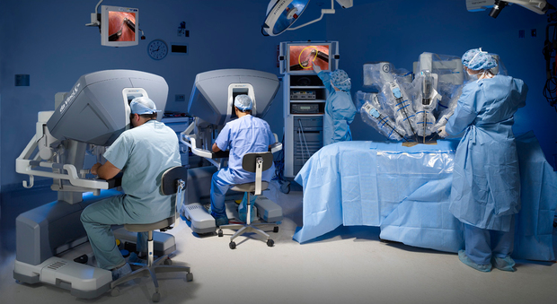 Robot chirurgo salva la vita a un uomo, eccezionale intervento in ospedale: è la prima volta al mondo
