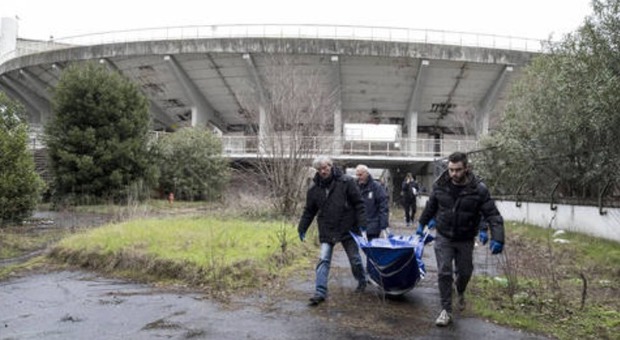 Roma, stadio Flaminio, cancelli chiusi e vigilanza no stop: «Presto tornerà lo sport»