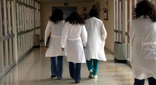 L'Università falsifica i test di medicina per escludere le donne: «Abbandonano la carriera per i figli»