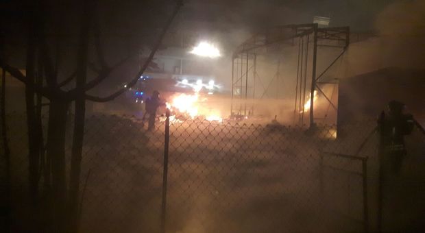 Fienile a fuoco a Colle di Tora, a Cittareale le fiamme minacciano la rete elettrica a media tensione