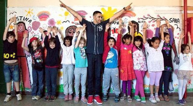 Rapper egiziano Amir Issaa chiude l'anno scolastico alla scuola Pisacane
