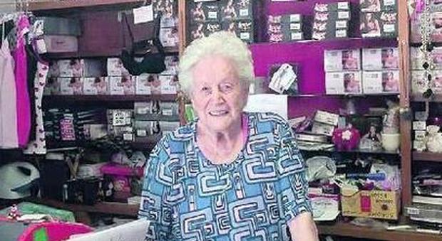 Chiude la merceria aperta nel 1956. L'ira di Dolores, 93 anni: «Colpa dello scontrino elettronico»