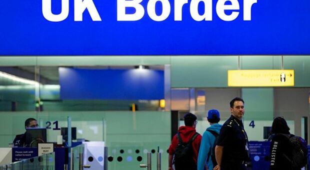 Covid, il Regno Unito annuncia misure più stringenti ai confini