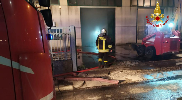 Incendio divampa in un capannone di smaltimento metalli