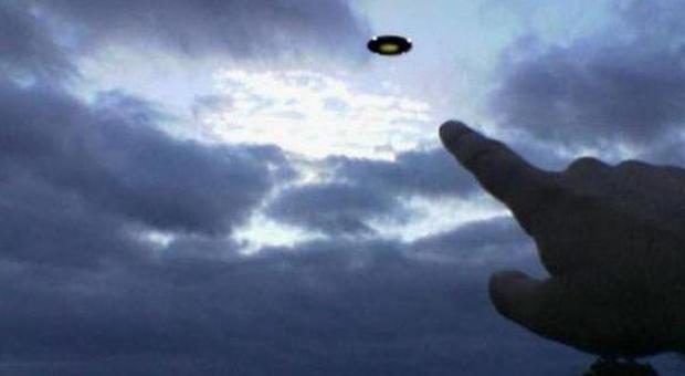Capua, Ufo avvistato in cielo e fotografato da alcuni passanti: è giallo