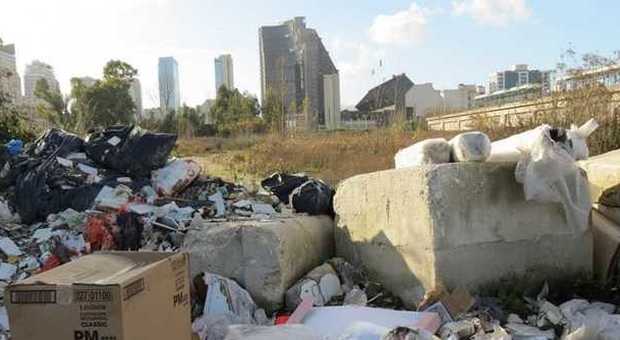 Amianto e altri rifiuti abbandonati illecitamente a via Vesuvio nel quartiere Poggioreale a Napoli.