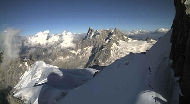 Tragedia sul Monte Bianco, alpinista precipita per 500 metri e muore davanti al figlio di 20 anni