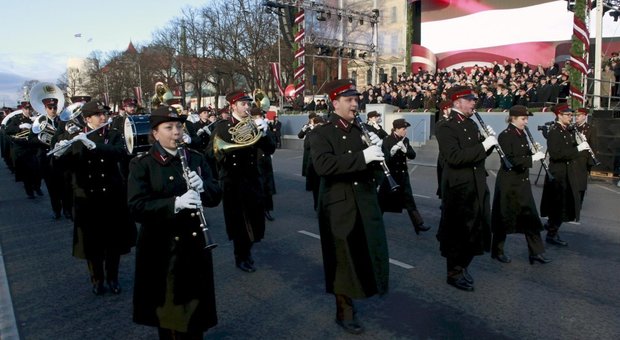 Lettonia, parata e fuochi d'artificio per i 100 anni di indipendenza