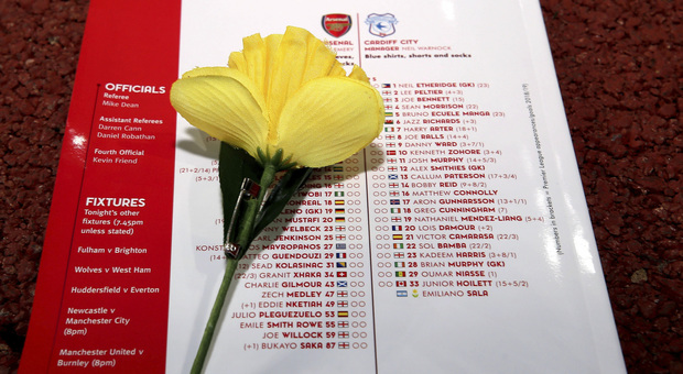 Emiliano Sala, una rosa gialla sul nome del giocatore: il commovente omaggio prima di Arsenal-Cardiff