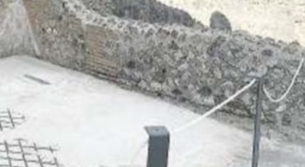 Pompei, turista inglese ruba dieci pezzi di mosaico dagli scavi e fugge: denunciata