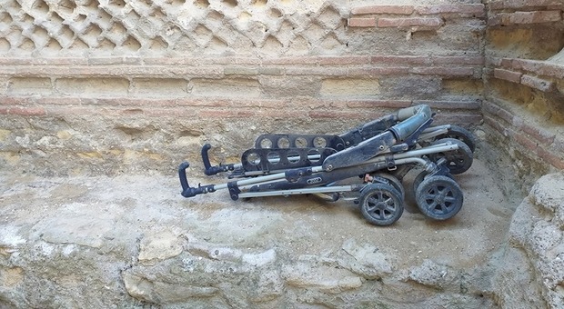 Bacoli, carrozzino rotto abbandonato nel monumento della Piscina Mirabilis