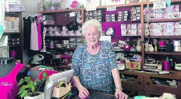 A 93 anni Dolores chiude la storica merceria: colpa dello scontrino elettronico