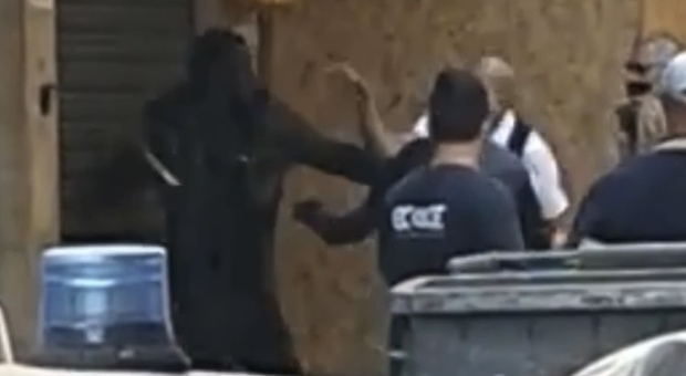 Napoli, immigrato minaccia gli agenti con un coltello durante una rissa al Vasto