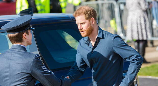 Harry torna a Londra per il tributo a Diana, allarme sicurezza e inseguimenti: «Ha incontrato la nonna»