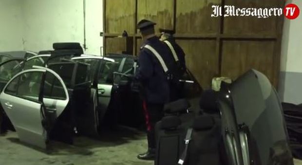 Roma, smontavano auto rubate in un capannone: due arrestati