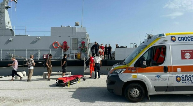 Ancona, marinaio cade da un peschereccio e resta 6 ore in acqua senza salvagente: ritrovato dalla Marina