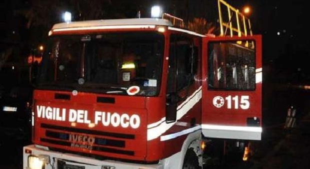 Barchessa in fiamme: distrutto un furgone e danni ingenti