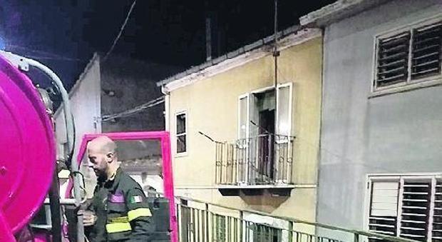 Stufa a gas difettosa, la casa va in fiamme: muore un anziano