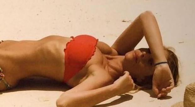 Alessia Marcuzzi, selfie hot dalla spiaggia di Miami