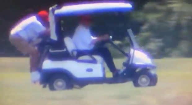 Donald Trump gioca a golf e costringe il caddy a stare aggrappato al mezzo