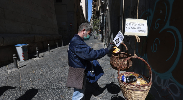 Covid, Napoli in lockdown: il Comune distribuirà pacchi alimentari ai più bisognosi