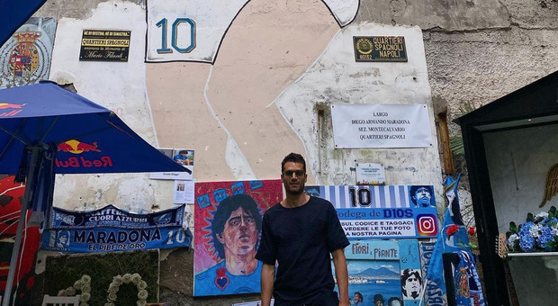 Napoli, Candreva turista in città: lo scatto al murales di Maradona