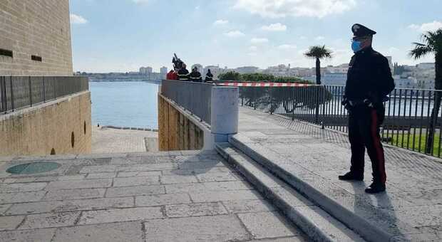 Tragedia a Brindisi, un uomo muore dopo una caduta dal Monumento al Marinaio