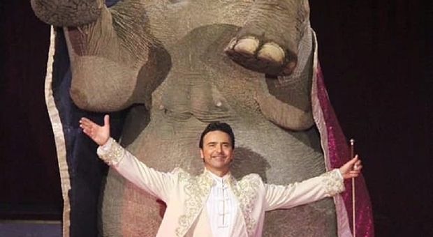 Stefano Orfei con alle spalle l'elefante Katia