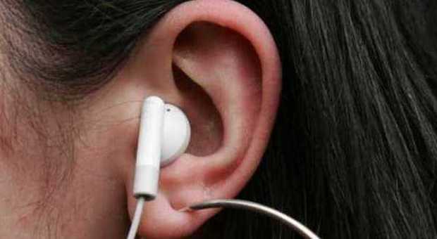 Commissone Ue: «Rischia sordità chi ascolta musica con cuffie al massimo volume per più di un'ora»