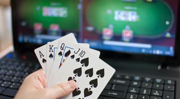 Violento e con il vizio del poker online, la moglie lo denuncia e chiede il divorzio
