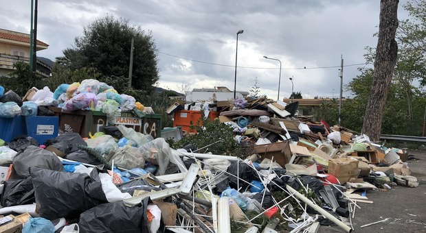 Emergenza rifiuti, cittadini in piazza a Torre del Greco: «Non paghiamo la Tari»